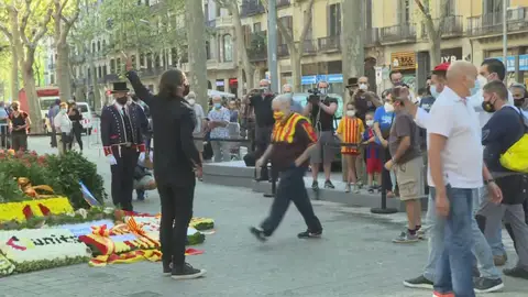 Momentos de tensión en la Diada de Cataluña entre varios independentistas y el periodista Cake Minuesa por una bandera de España Momentos de tensión en la Diada de Cataluña entre varios independentistas y el periodista Cake Minuesa por una bandera de España