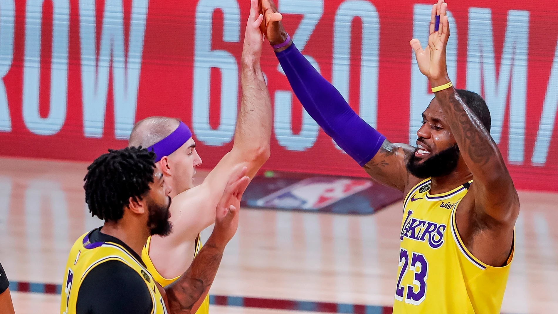 Alex Caruso , LeBron James y Anthony Davis celebran una canasta ante los Rockets Alex Caruso , LeBron James y Anthony Davis celebran una canasta ante los Rockets