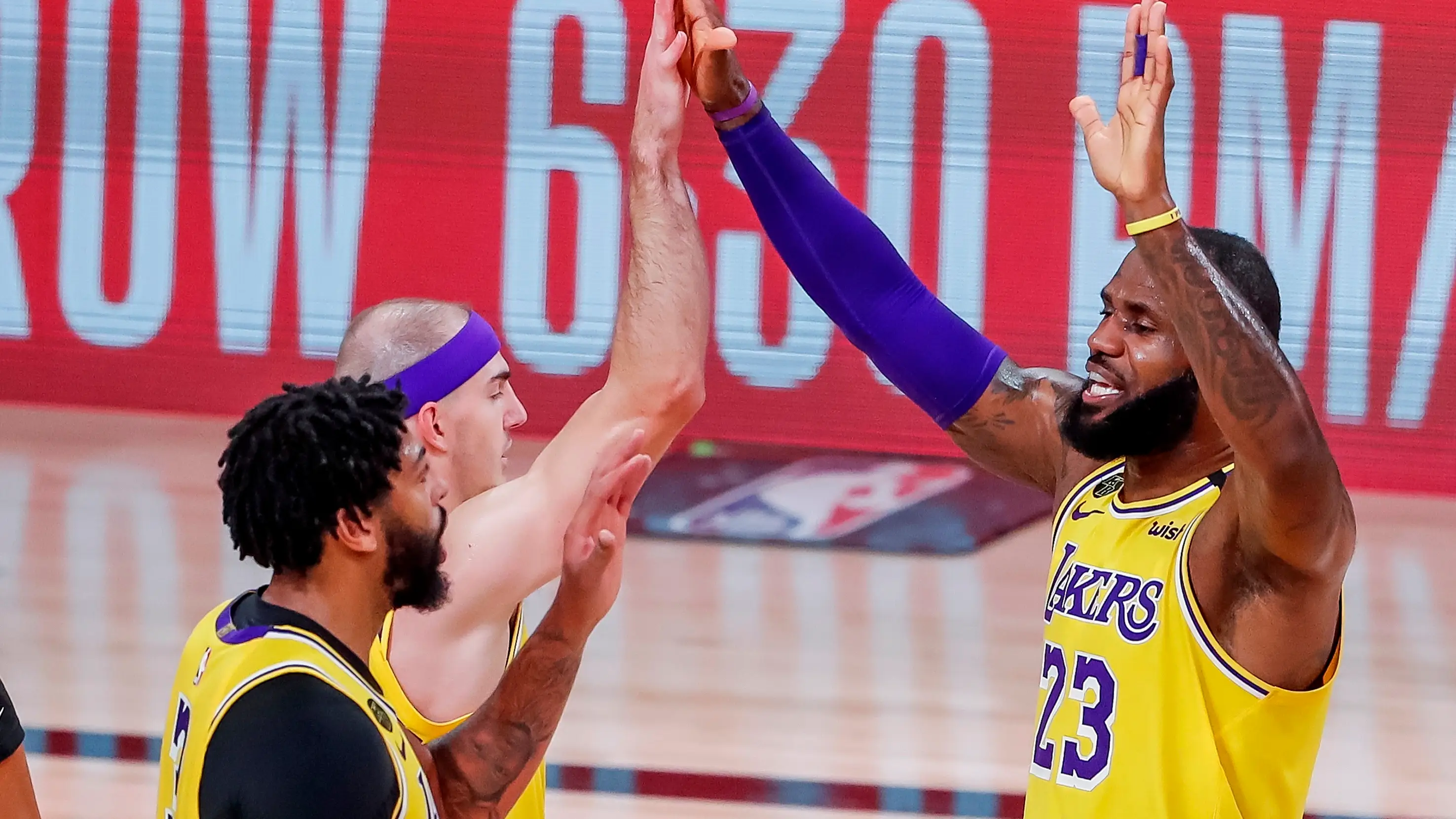 Alex Caruso , LeBron James y Anthony Davis celebran una canasta ante los Rockets Alex Caruso , LeBron James y Anthony Davis celebran una canasta ante los Rockets