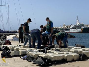 La Guardia Civil intercepta un barco en alta mar al oeste de La Palma con una tonelada de cocaína 