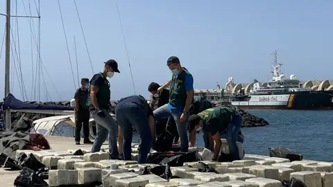La Guardia Civil intercepta un barco en alta mar al oeste de La Palma con una tonelada de cocaína La Guardia Civil intercepta un barco en alta mar al oeste de La Palma con una tonelada de cocaína