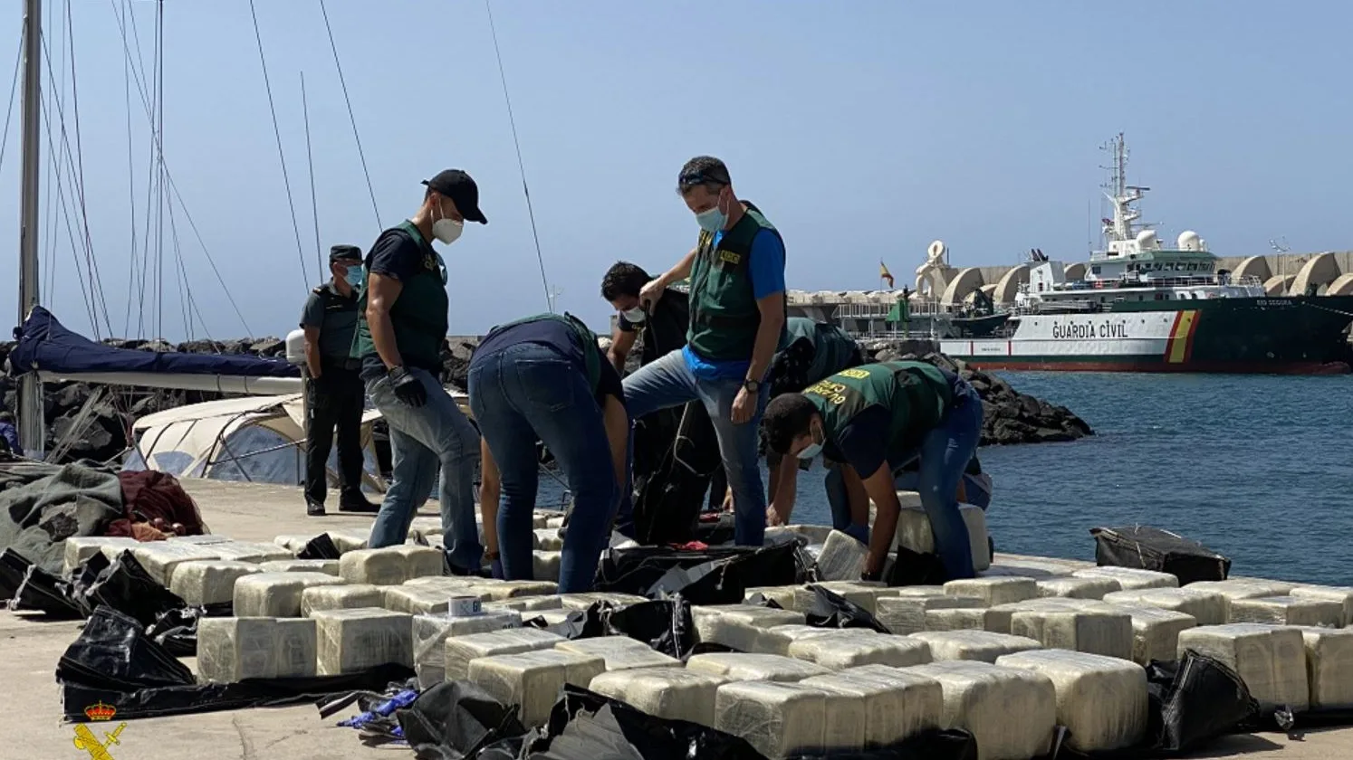 La Guardia Civil intercepta un barco en alta mar al oeste de La Palma con una tonelada de coca&iacute;na 