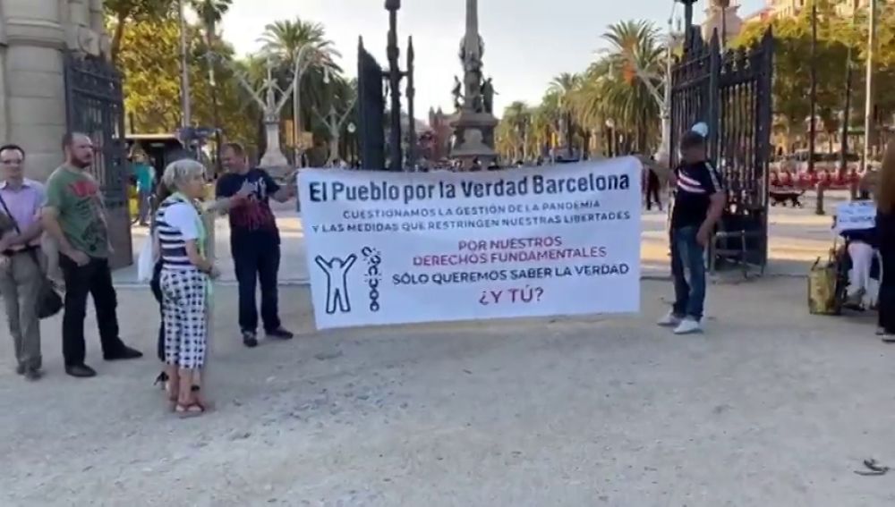 Negacionistas del coronavirus se manifiestan sin mascarillas en el Parque Ciutadella (Barcelona)