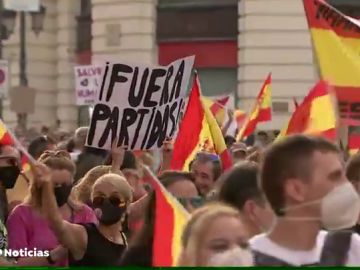 Una manifestación en Madrid pide la dimisión de Pedro Sánchez por su gestión de la pandemia de coronavirus 