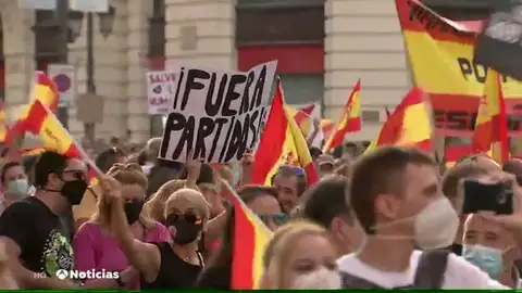 Una manifestación en Madrid pide la dimisión de Pedro Sánchez por su gestión de la pandemia de coronavirus Una manifestación en Madrid pide la dimisión de Pedro Sánchez por su gestión de la pandemia de coronavirus
