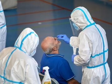 Personal sanitario realiza pruebas PCR durante la campaña de cribado masivo para contener contagios de Covid-19 en la ciudad de Girona