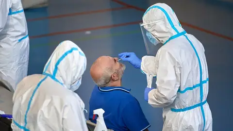 Personal sanitario realiza pruebas PCR durante la campaña de cribado masivo para contener contagios de Covid-19 en la ciudad de Girona Personal sanitario realiza pruebas PCR durante la campaña de cribado masivo para contener contagios de Covid-19 en la ciudad de Girona