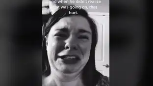 Una madre llora desconsolada Una madre llora desconsolada