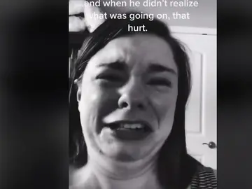 Una madre llora desconsolada Una madre llora desconsolada