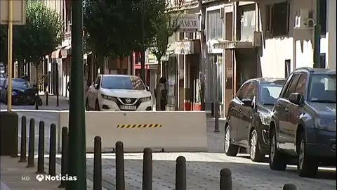 Varios vecinos del barrio confinado de Torrelavega rompen el cordón sanitario Varios vecinos del barrio confinado de Torrelavega rompen el cordón sanitario