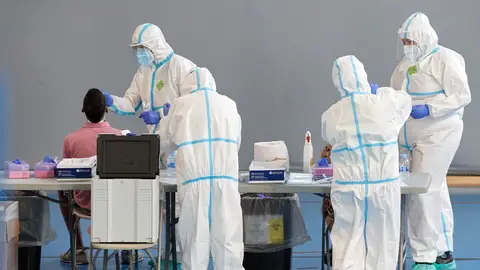 Personal sanitario realiza pruebas PCR en Girona Personal sanitario realiza pruebas PCR en Girona