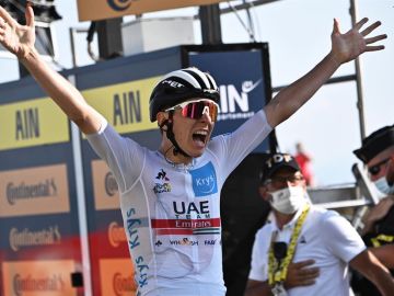 El ciclista esloveno Tadej Pogacar (UAE Team Emirates), celebra la victoria en la 15ª etapa del Tour