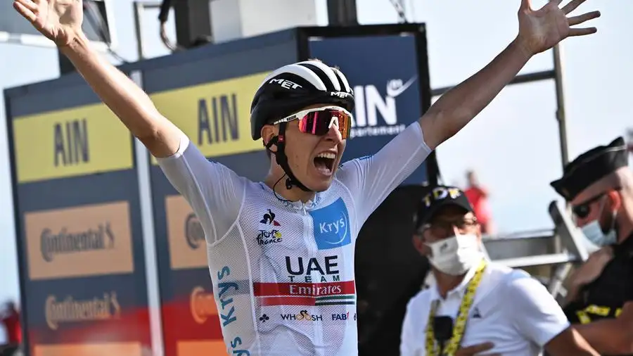 El ciclista esloveno Tadej Pogacar (UAE Team Emirates), celebra la victoria en la 15&ordf; etapa del Tour