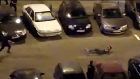 El joven tendido en el suelo El joven tendido en el suelo