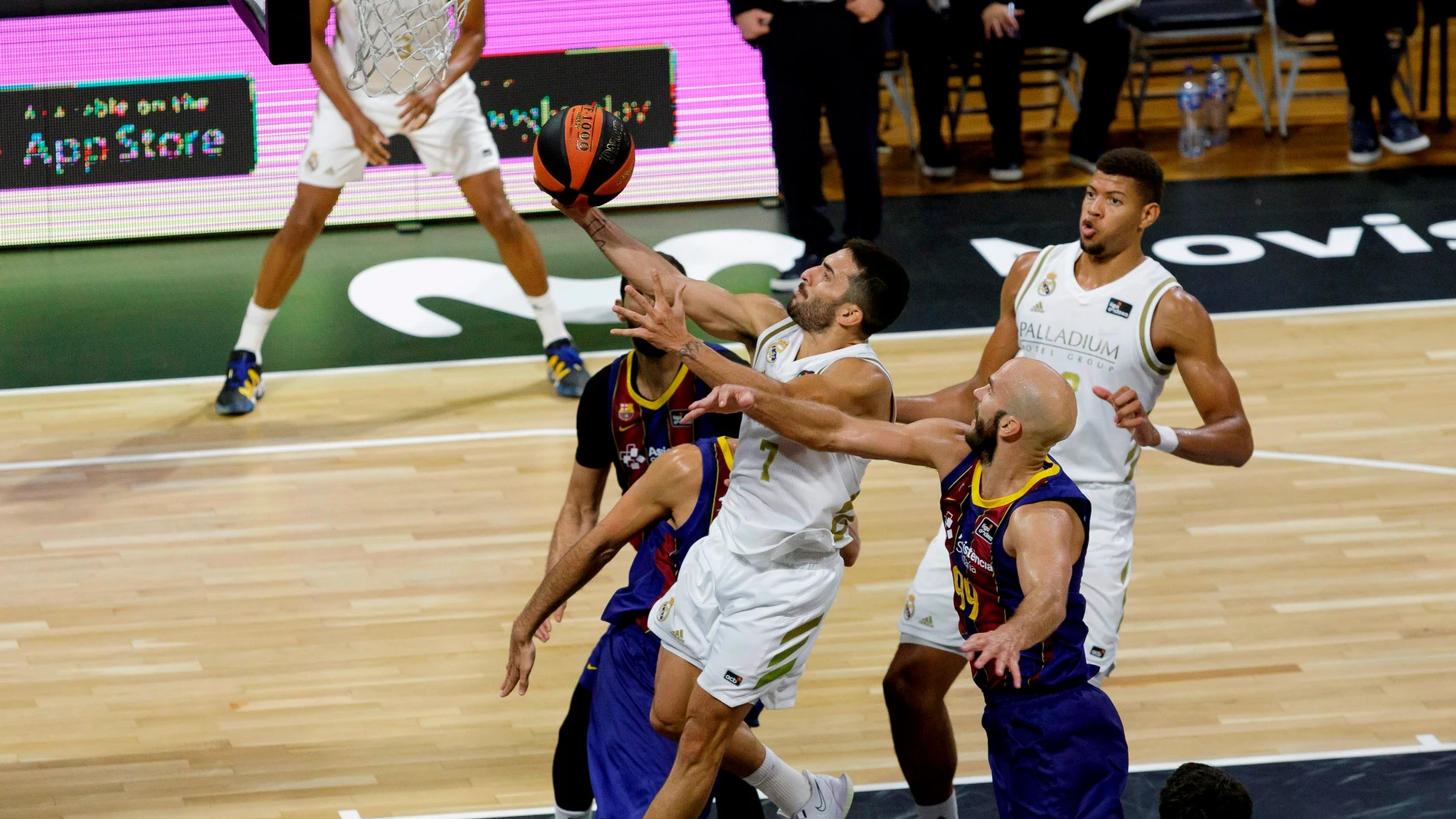 Facundo Campazzo entra a canasta ante la defensa del Barcelona Facundo Campazzo entra a canasta ante la defensa del Barcelona