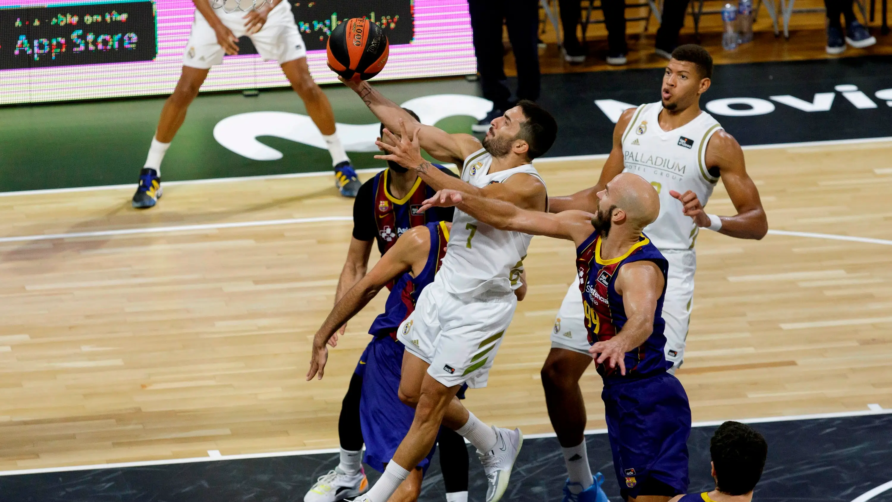 Facundo Campazzo entra a canasta ante la defensa del Barcelona Facundo Campazzo entra a canasta ante la defensa del Barcelona