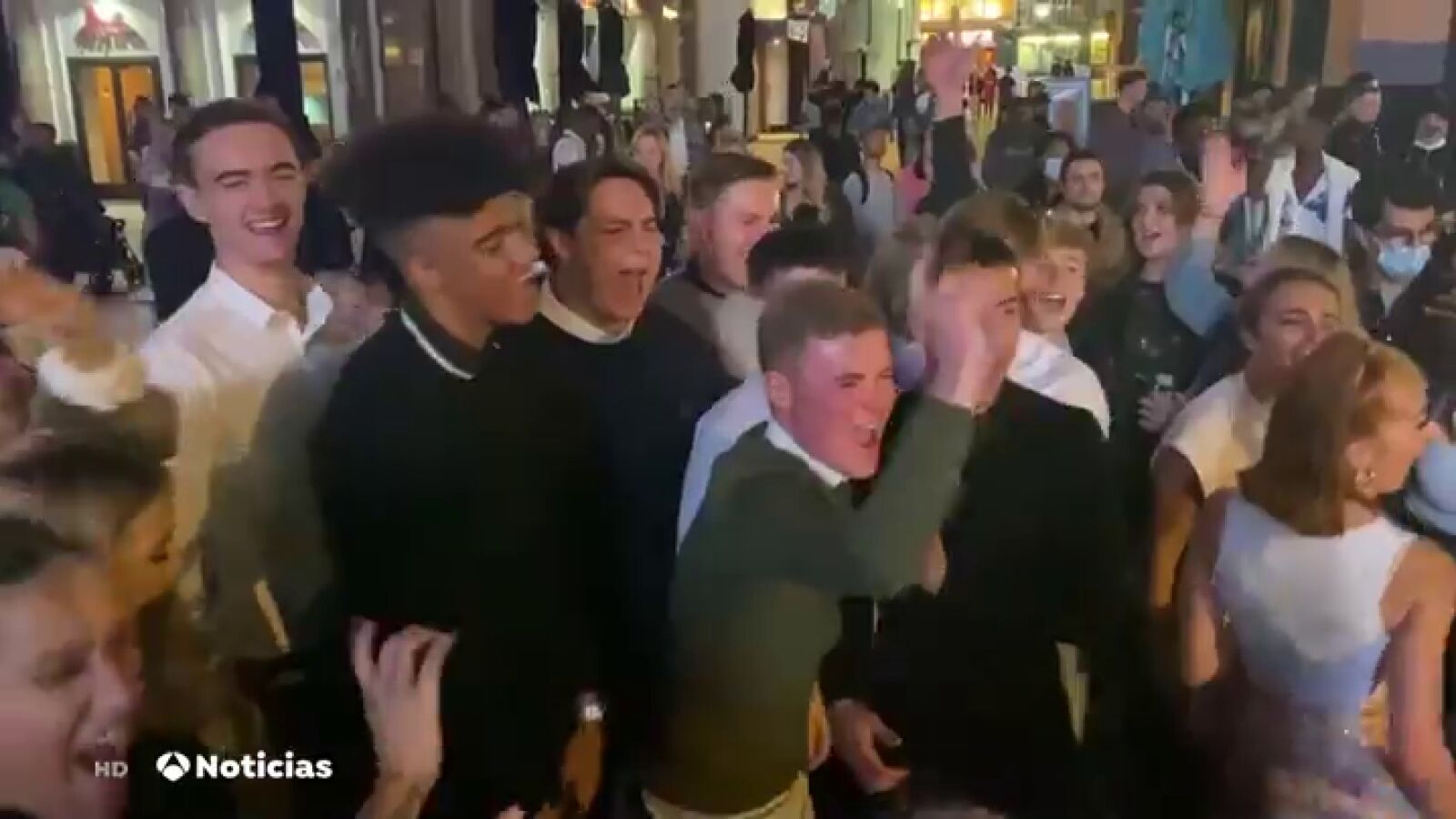 Decenas de personas apuran las últimas horas antes de las restricciones en Londres en una fiesta sin mascarilla ni distancia