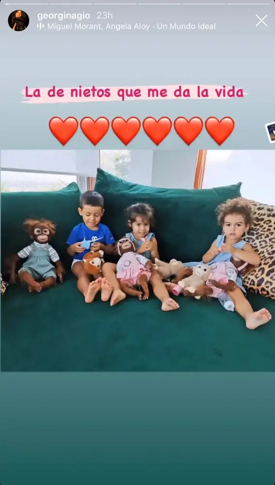 Los hijos de Georgina y Cristiano jugando con sus muñecos