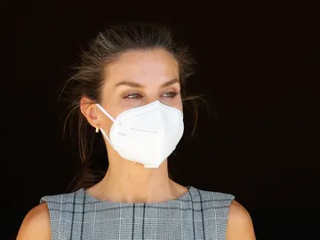 La reina Letizia con mascarilla La reina Letizia con mascarilla