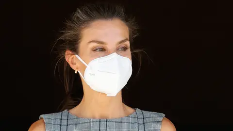La reina Letizia con mascarilla La reina Letizia con mascarilla
