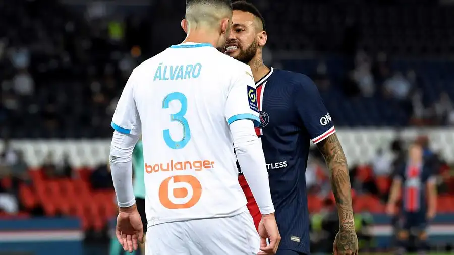Pelea entre Neymar y el espa&ntilde;ol, &Aacute;lvaro Gonz&aacute;lez, en el PSG-Marsella, que dej&oacute; cinco expulsados y denuncias de insultos racistas