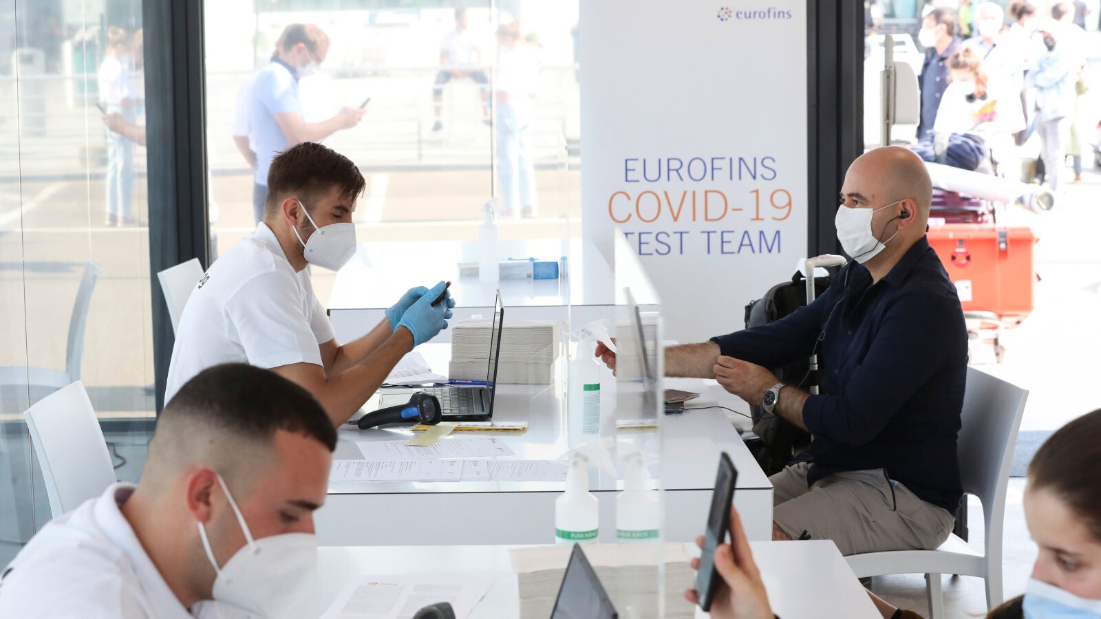 Instalan un laboratorio en el aeropuerto de Bruselas para hacer pruebas PCR a los viajeros