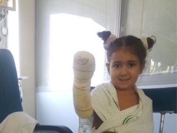 Carlota, una niña de 4 años de Málaga, pide ayuda para no perder sus extremidades por una isquemia