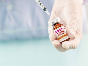 La Universidad de Oxford reanuda los ensayos de su vacuna contra la covid 19