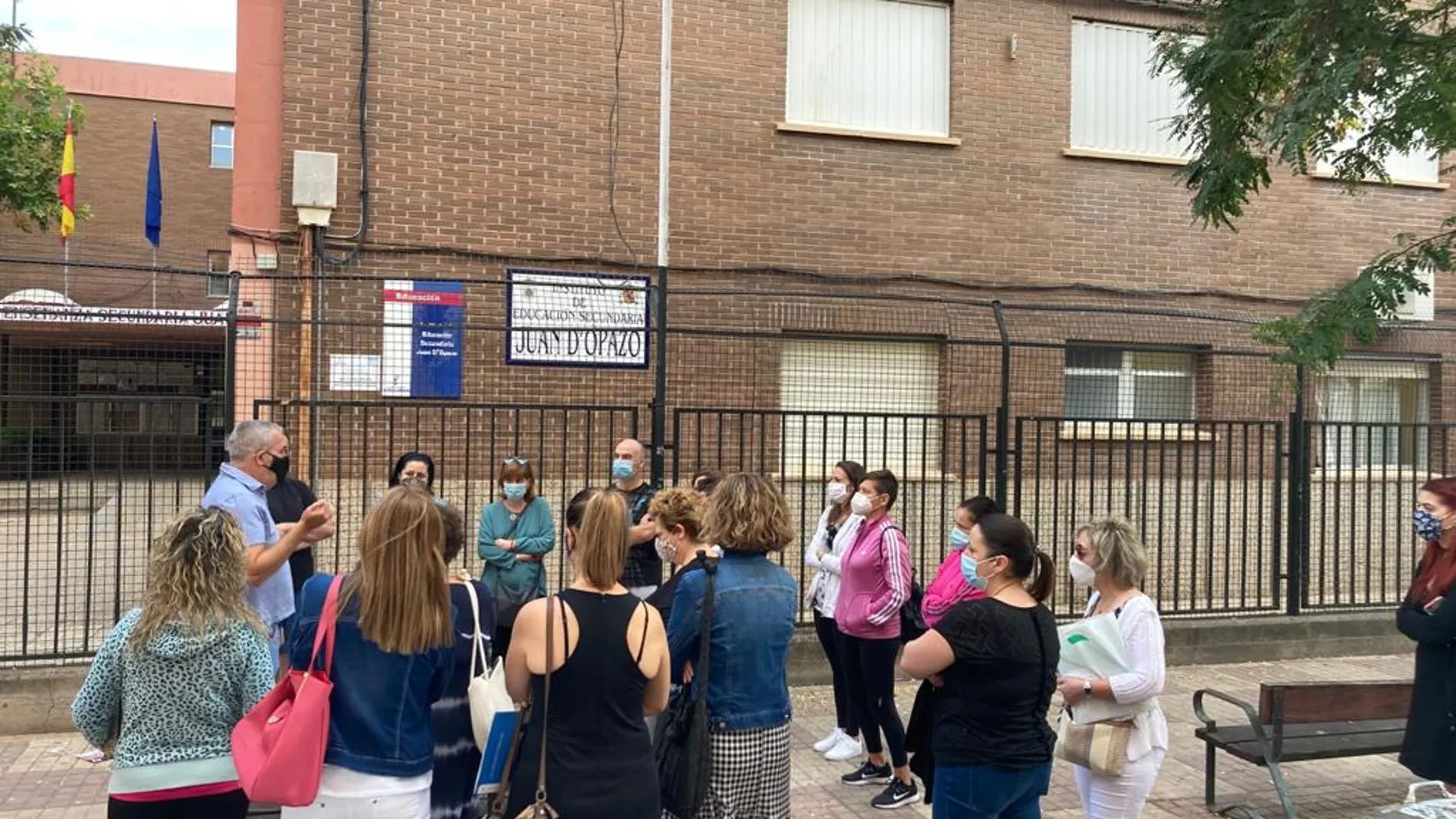 El director del instituto habla con un grupo de padres a las puertas del centro El director del instituto habla con un grupo de padres a las puertas del centro