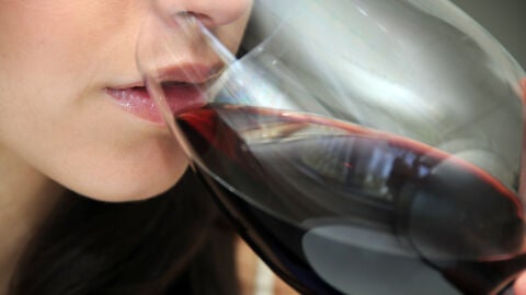 Bebiendo vino