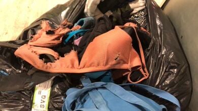 Recoge su maleta completamente quemada al bajar del avión en Sevilla para iniciar sus vacaciones