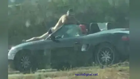 Graban a un hombre subido al capó de un coche, medio desnudo y a más de 120km/h en Cataluña Graban a un hombre subido al capó de un coche, medio desnudo y a más de 120km/h en Cataluña