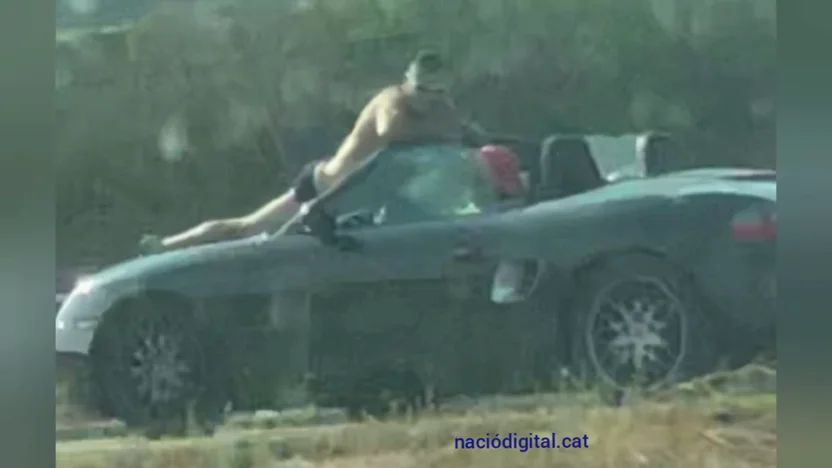 Graban a un hombre subido al cap&oacute; de un coche, medio desnudo y a m&aacute;s de 120km/h en Catalu&ntilde;a