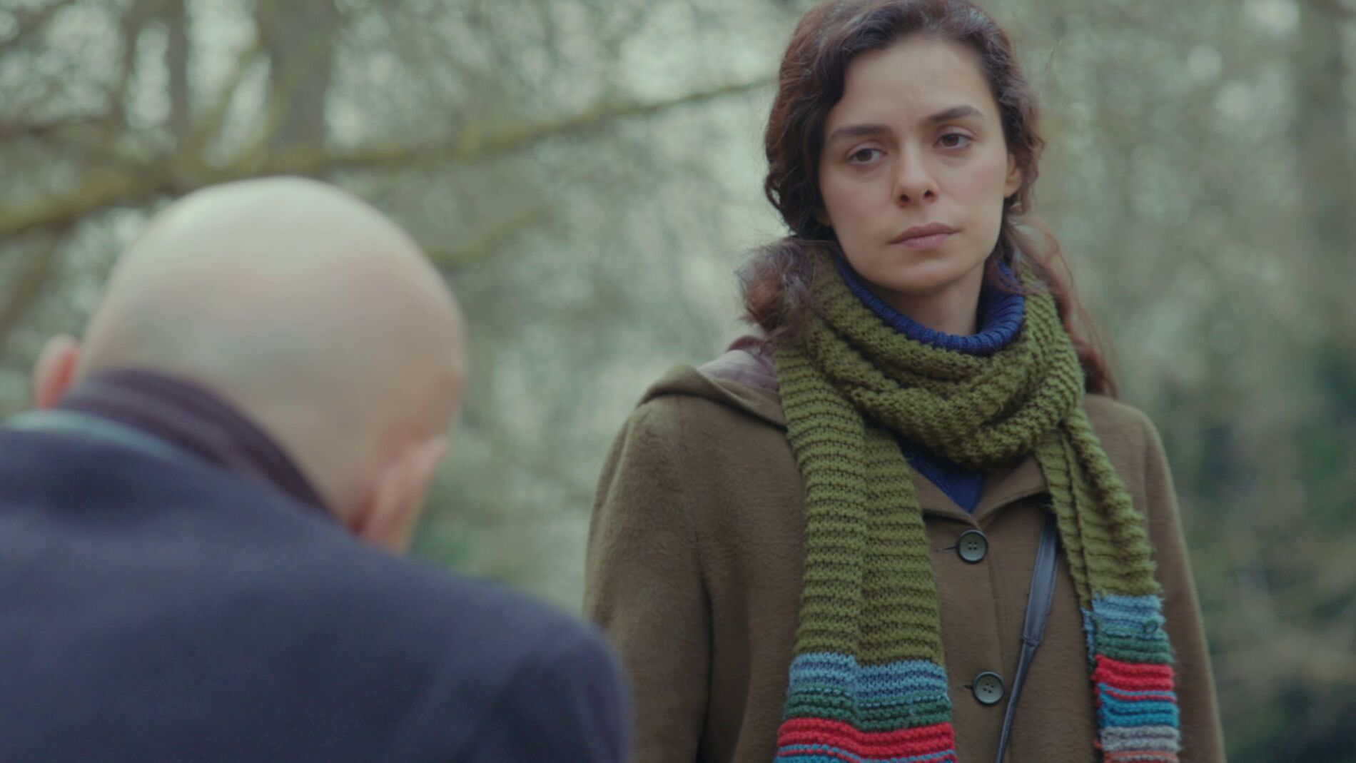 Bahar cede al chantaje de Hikmet para conseguir su objetivo: encontrar a la madre de Sarp
