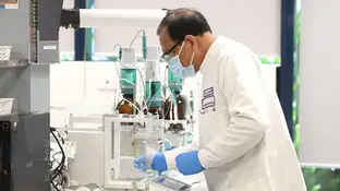 Un hombre en un laboratorio estudiando el cáncer Un hombre en un laboratorio estudiando el cáncer