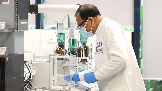 Un hombre en un laboratorio estudiando el cáncer Un hombre en un laboratorio estudiando el cáncer