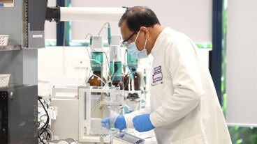 Un hombre en un laboratorio estudiando el c&aacute;ncer