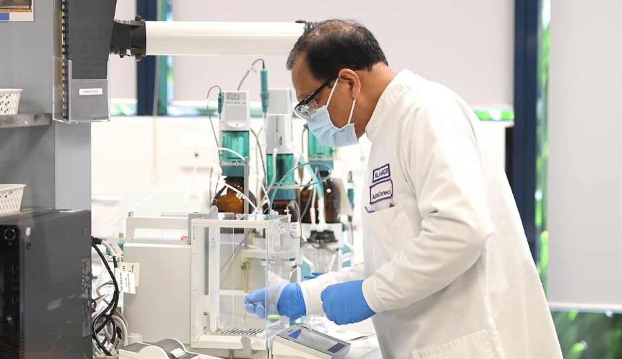 Un hombre en un laboratorio estudiando el c&aacute;ncer
