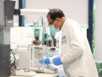 Un hombre en un laboratorio estudiando el cáncer