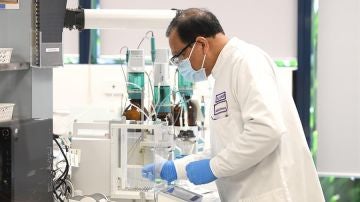 Un hombre en un laboratorio estudiando el c&aacute;ncer