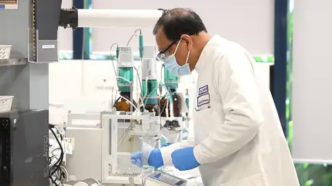 Un hombre en un laboratorio estudiando el cáncer Un hombre en un laboratorio estudiando el cáncer