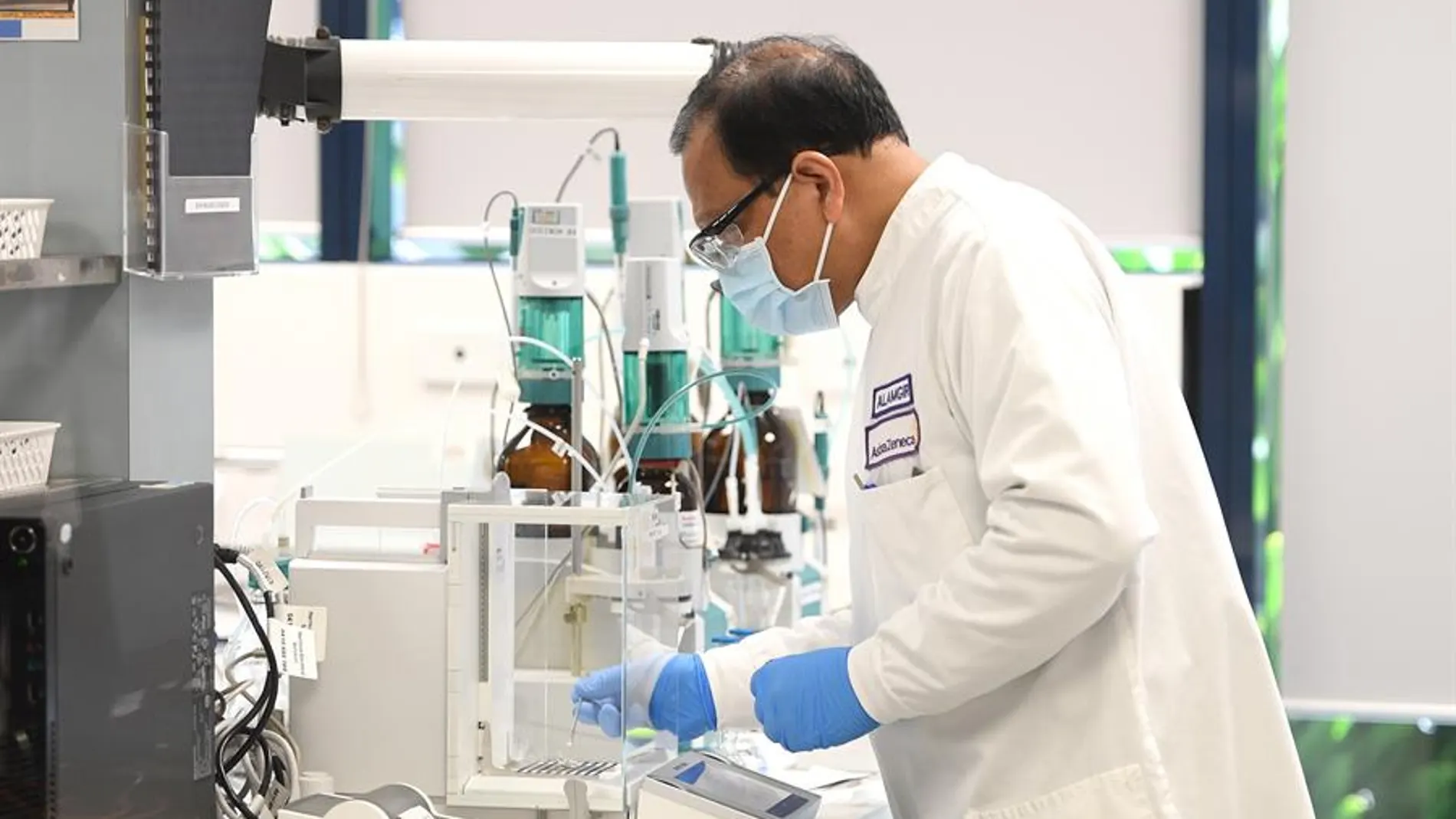 Un hombre en un laboratorio estudiando el cáncer Un hombre en un laboratorio estudiando el cáncer