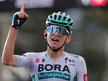Lennard Kamna celebra su victoria en la etapa 16 del Tour de Francia