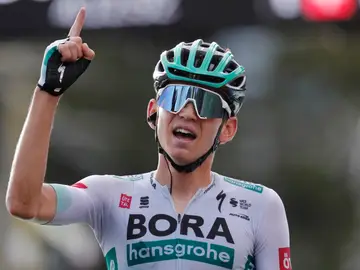 Lennard Kamna celebra su victoria en la etapa 16 del Tour de Francia Lennard Kamna celebra su victoria en la etapa 16 del Tour de Francia
