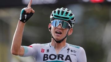 Lennard Kamna celebra su victoria en la etapa 16 del Tour de Francia