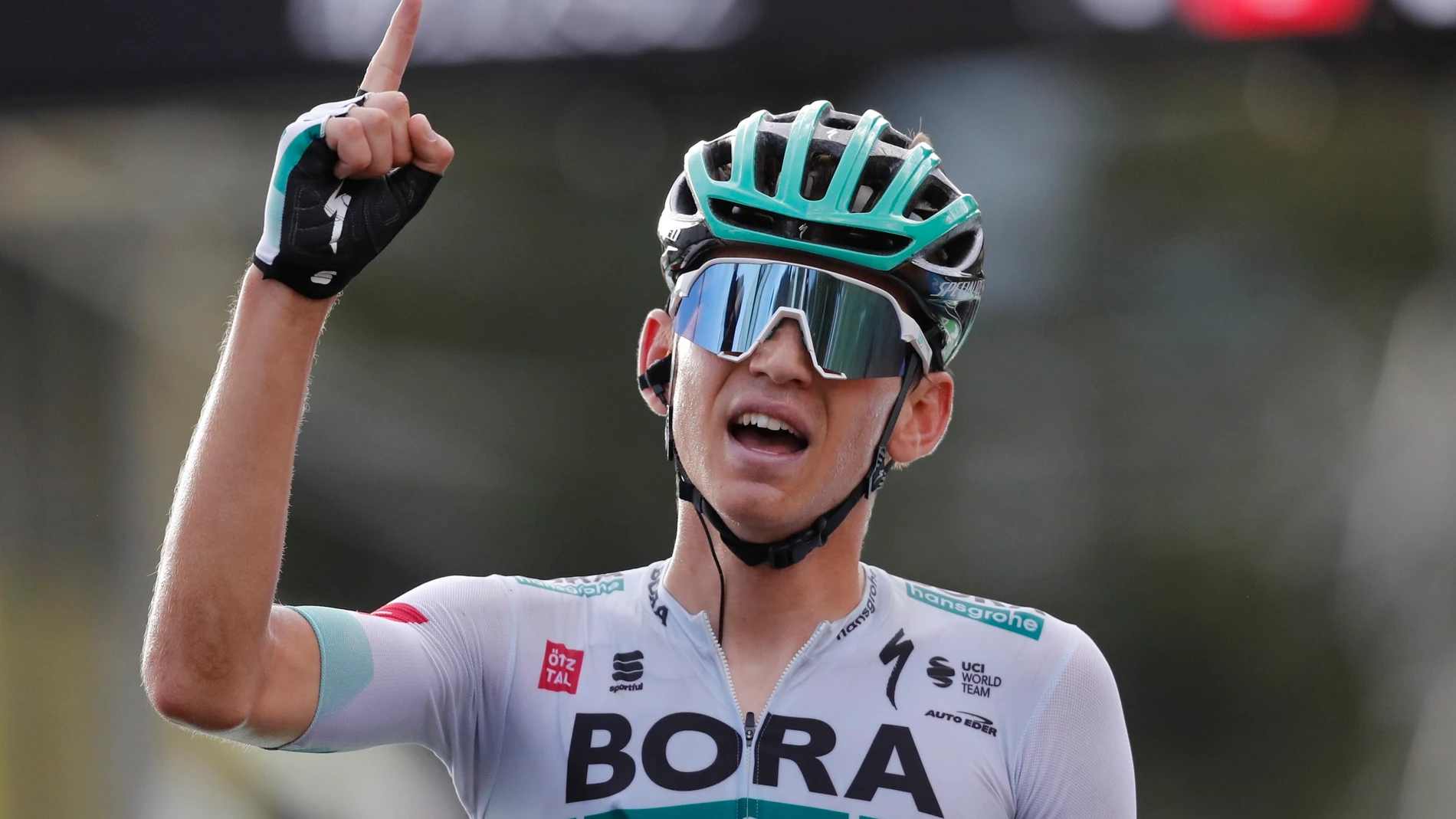 Lennard Kamna celebra su victoria en la etapa 16 del Tour de Francia Lennard Kamna celebra su victoria en la etapa 16 del Tour de Francia