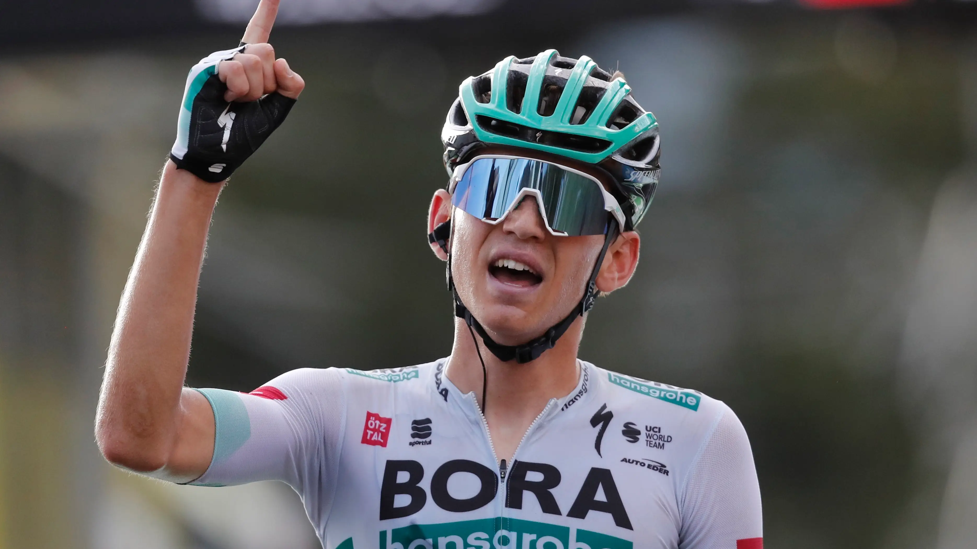 Lennard Kamna celebra su victoria en la etapa 16 del Tour de Francia Lennard Kamna celebra su victoria en la etapa 16 del Tour de Francia