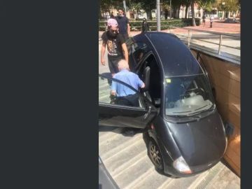 Queda atrapado al descender con su coche por unas escaleras