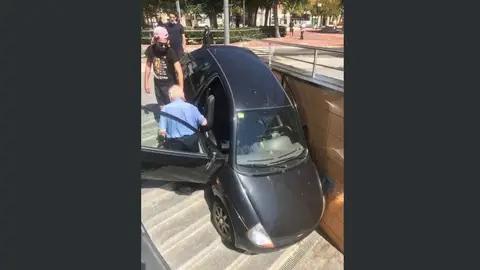 Queda atrapado al descender con su coche por unas escaleras Queda atrapado al descender con su coche por unas escaleras