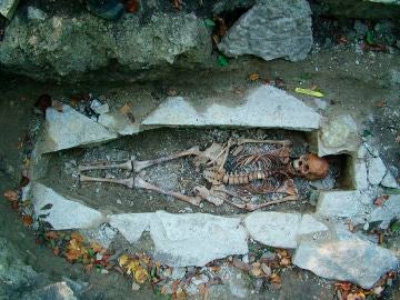 El ADN de un esqueleto femenino llamado Kata encontrado en un sitio de entierro vikingo en Varnhem, Suecia